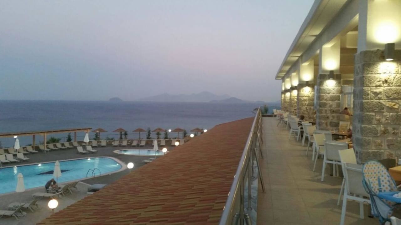 Terasse Restaurant oben Grand Blue Beach Hotel
