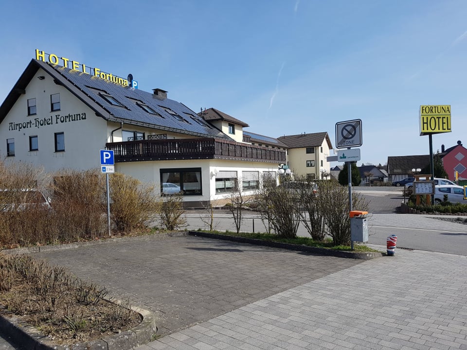 Näher zum Flughafen geht nicht! Airport-Hotel Fortuna