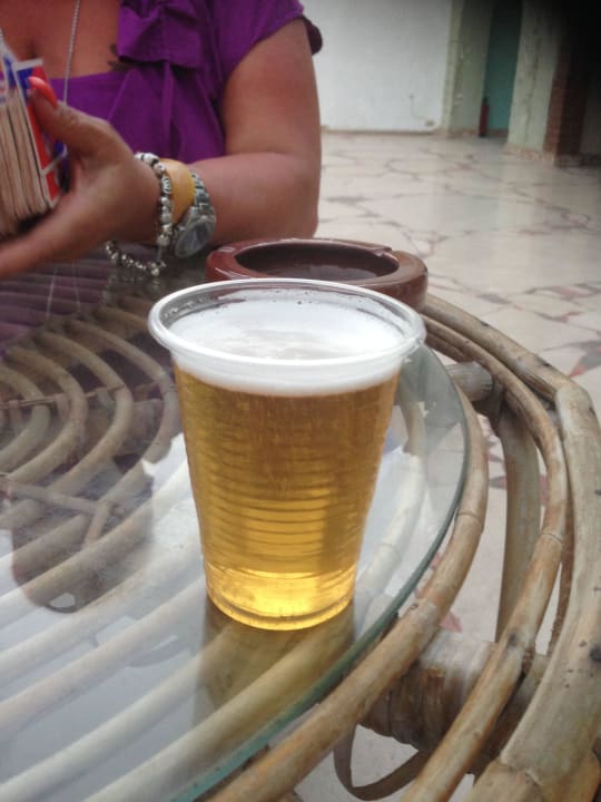 Bier aus Plastikbechern Hotel Amar Sina