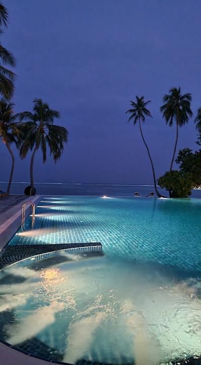 Pool Meeru Maldives Resort Island