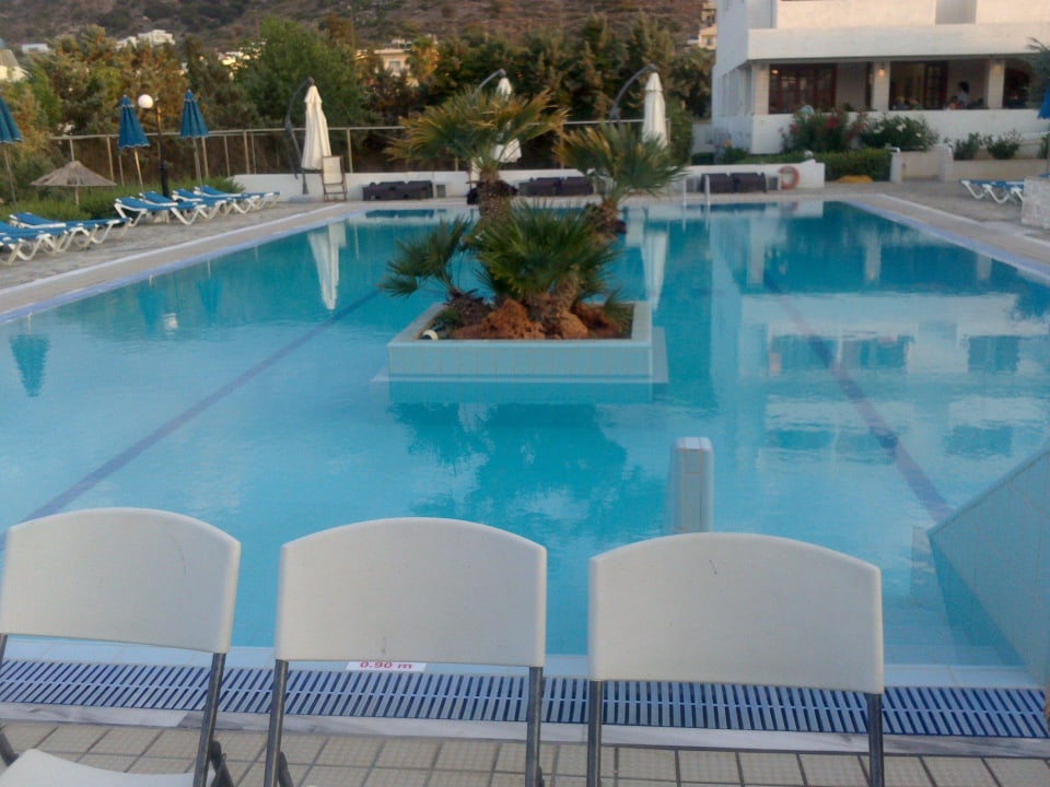 Hauptpool am Abend Sentido Kyknos Beach Adults Only 16+