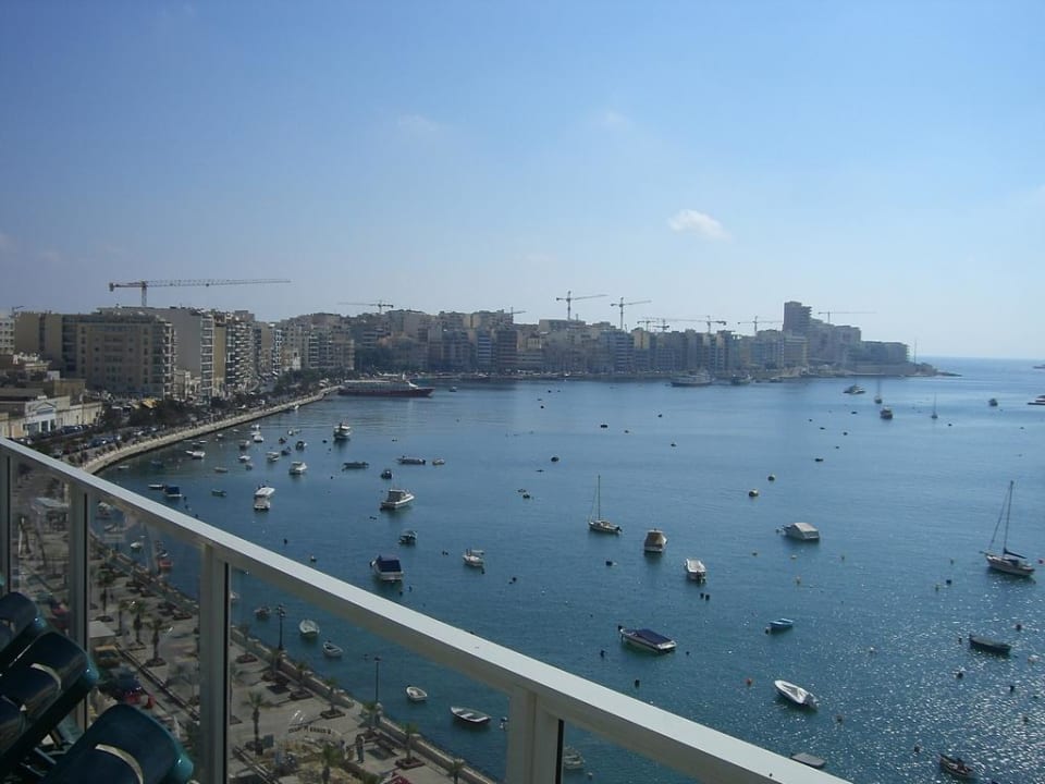 Blick vom Pool auf den Hafen  Bayview Hotel by ST Hotels