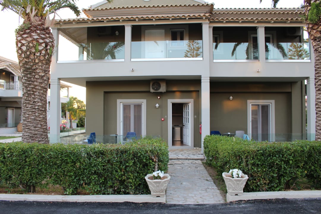 Zimmer Acharavi Beach Hotel