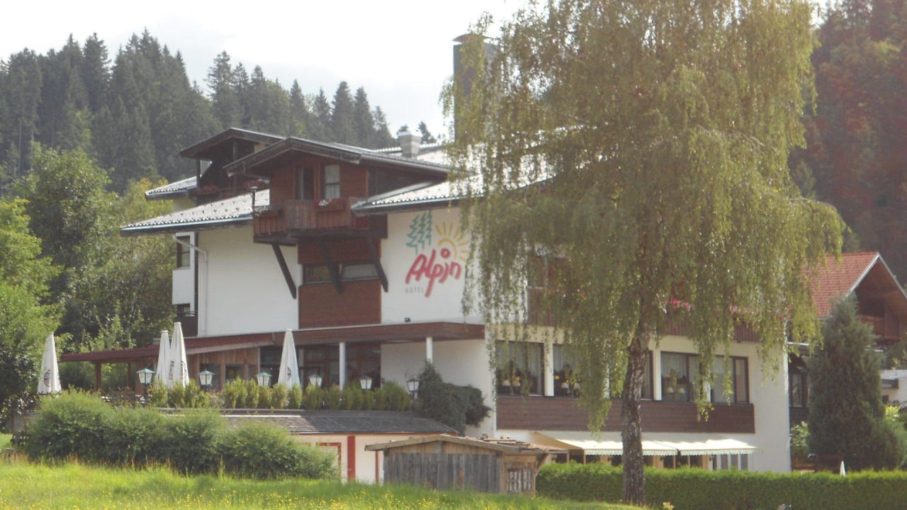 Kleineres Haus mit Restaurant/Terrasse Garni Hotel - Das Alpin Kaiserzeit