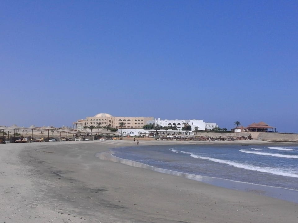 Strand Blick zum Hotel Three Corners Equinox Beach Resort