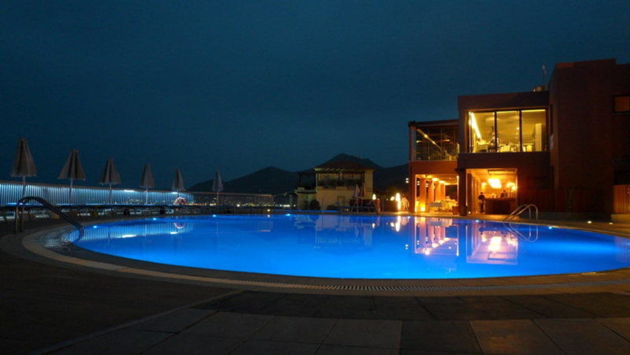 Poolanlage am Abend Domes of Elounda, Autograph Collection