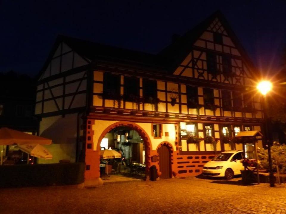 Außenansicht bei Nacht Hotel & Gasthaus Goldener Hirsch
