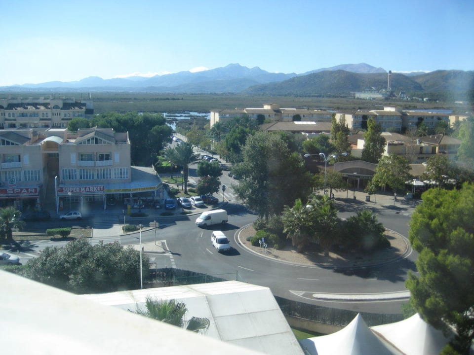 Blick vom Treppenhaus zur Hauptstraße Playa Esperanza Resort