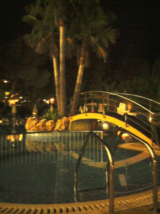 Pool bei Nacht HSM Solivera