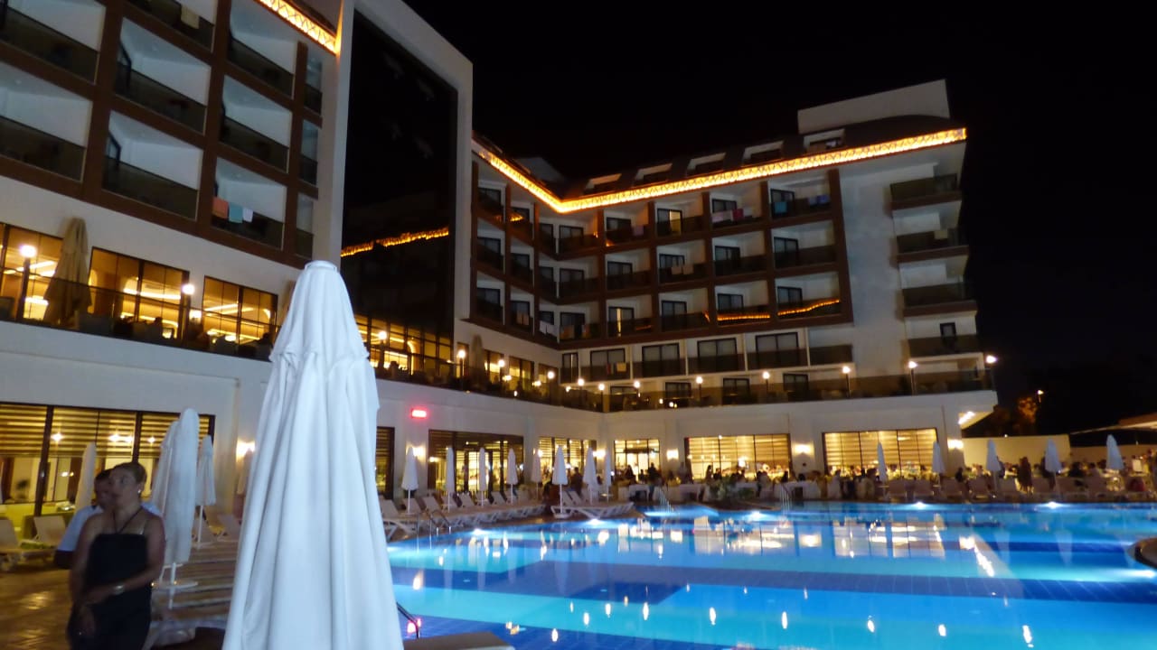 Pool und Hotel Glamour Resort & Spa