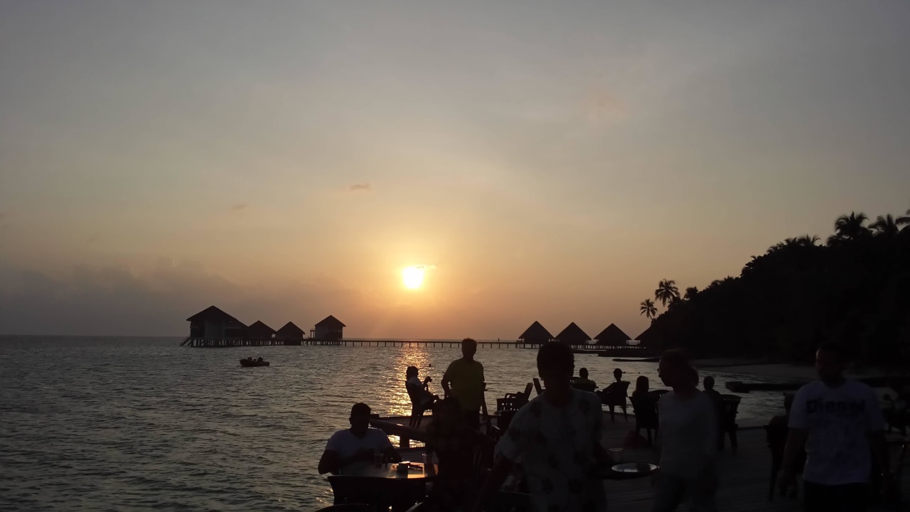 Strandbar bei Sonnenuntergang Adaaran Club Rannalhi - All Inclusive