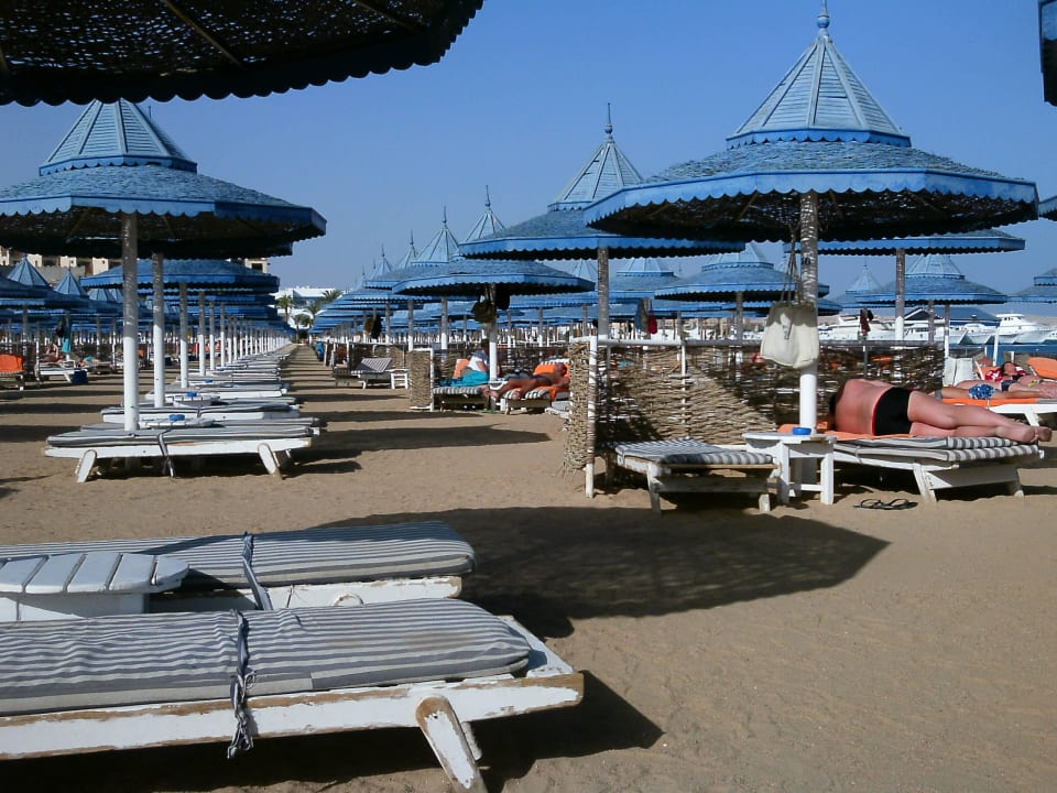 Massenstrand ohne Besucher The Grand Hotel Hurghada