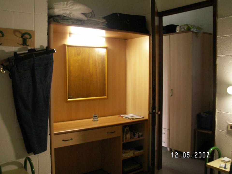 Frisierkommode im Schlafzimmer Rosapineta Camping Village