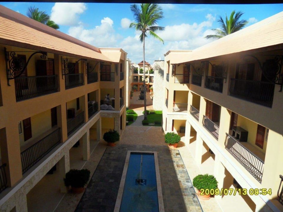 Blick auf den Innenhof des Wohngebäudes Ocean Blue & Sand