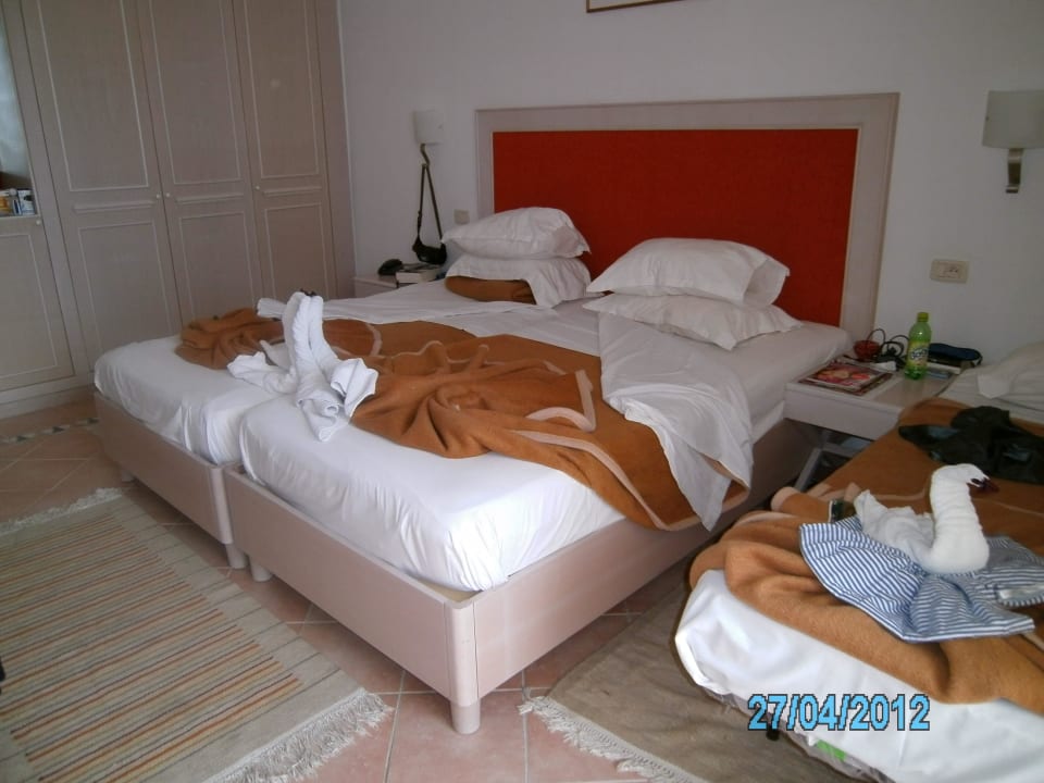 Die Putzfrauen drapierten die Decken. Hotel Marhaba Club