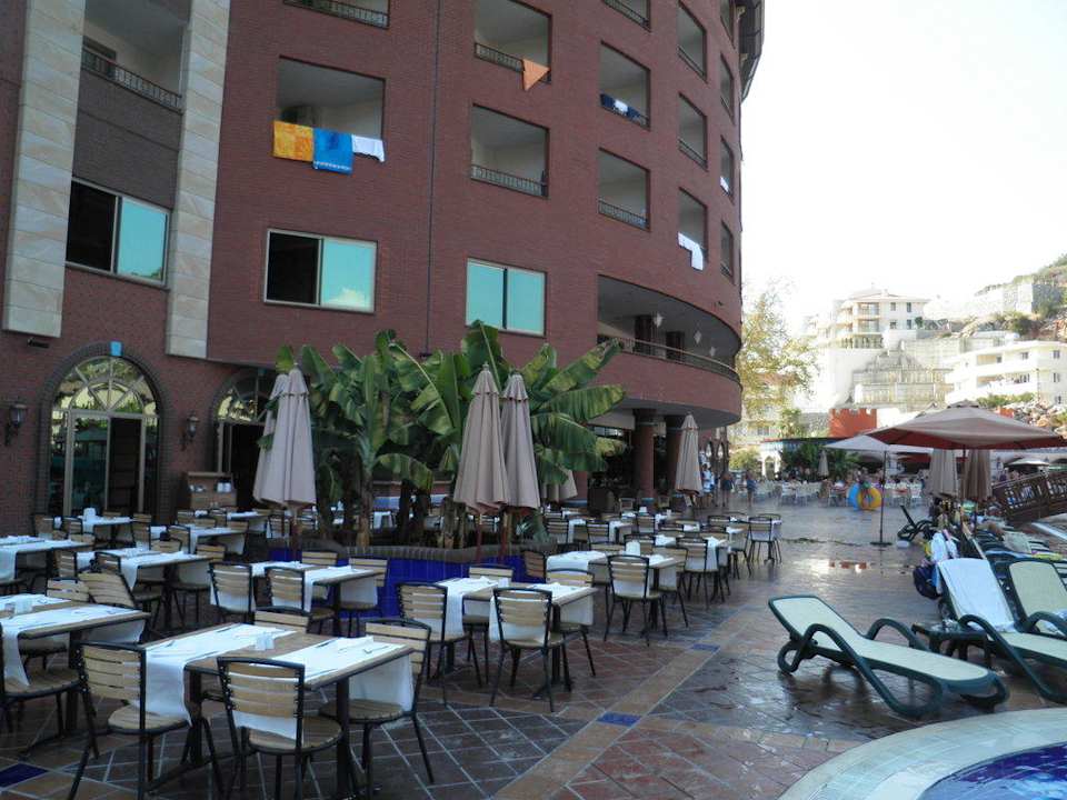 Zewnetrzna czesc restauracji głównej NoxInn Club
