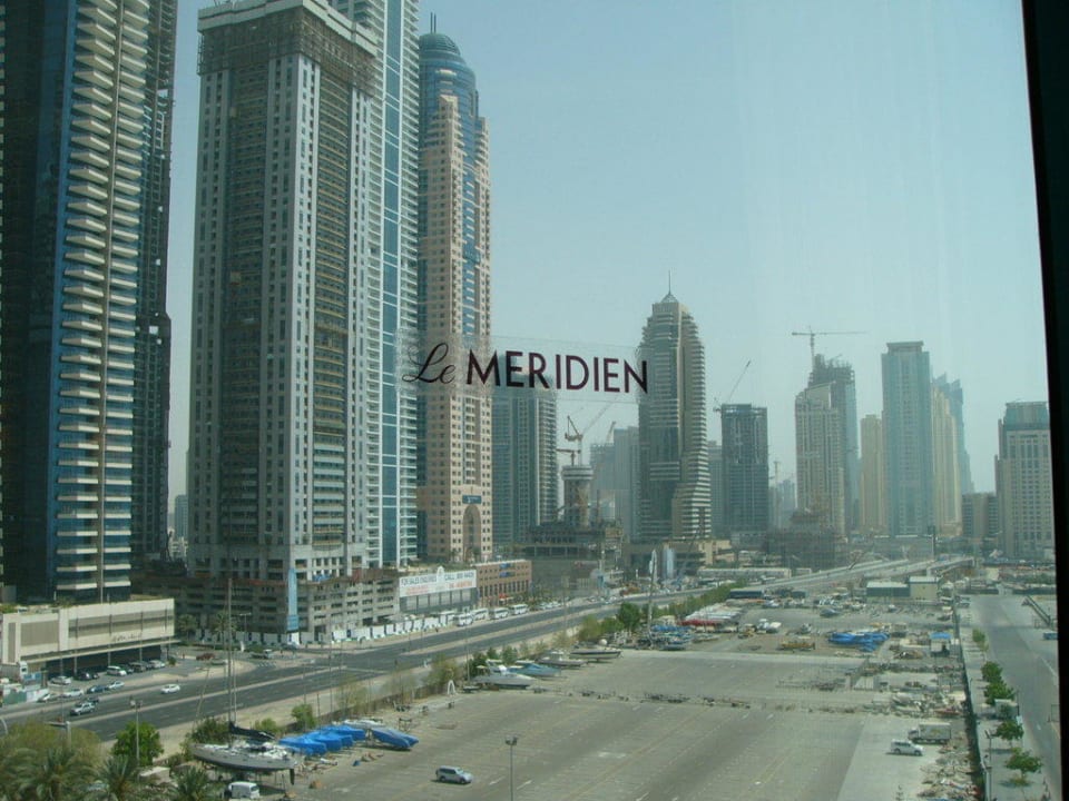 Blick aus dem Fenster Richtung Landseite Le Meridien Mina Seyahi Beach Resort & Waterpark