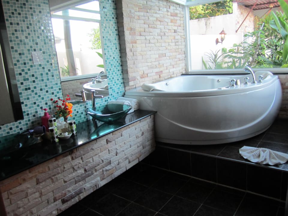 Badezimmer mit Jacuzzi Hotel Siam Beach Resort