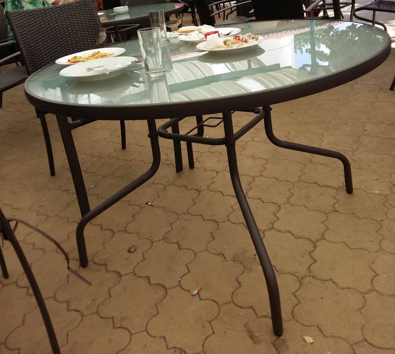 Esstisch auf der Terrasse Hotel Zefir Beach