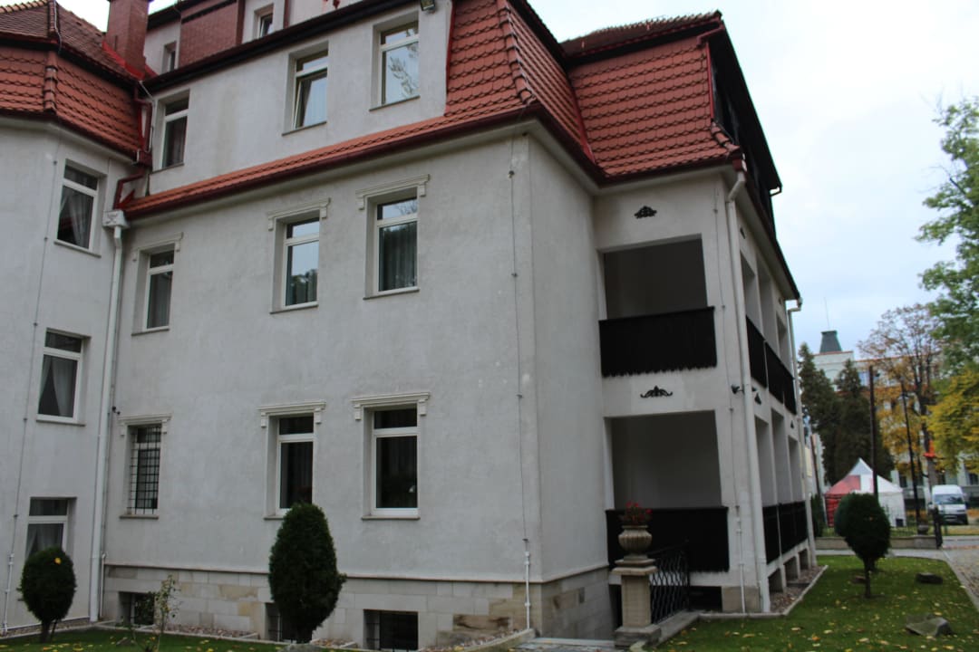 Budynek widziany z boku Hotel Villa Residence