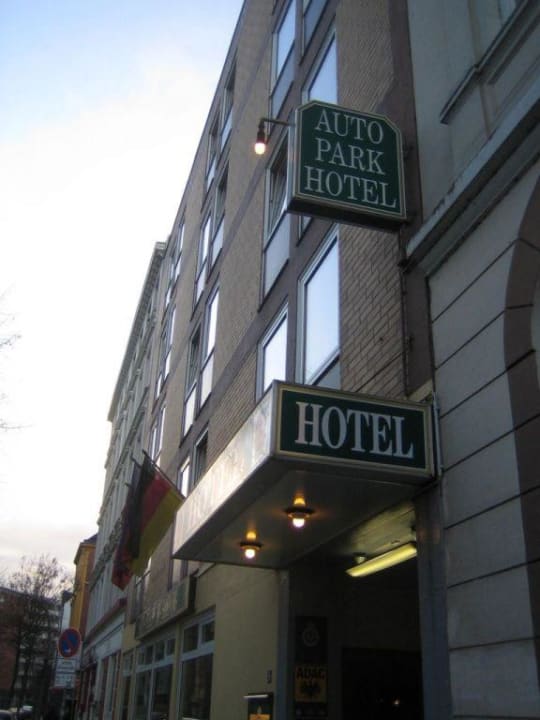 Außenansicht Auto Parkhotel