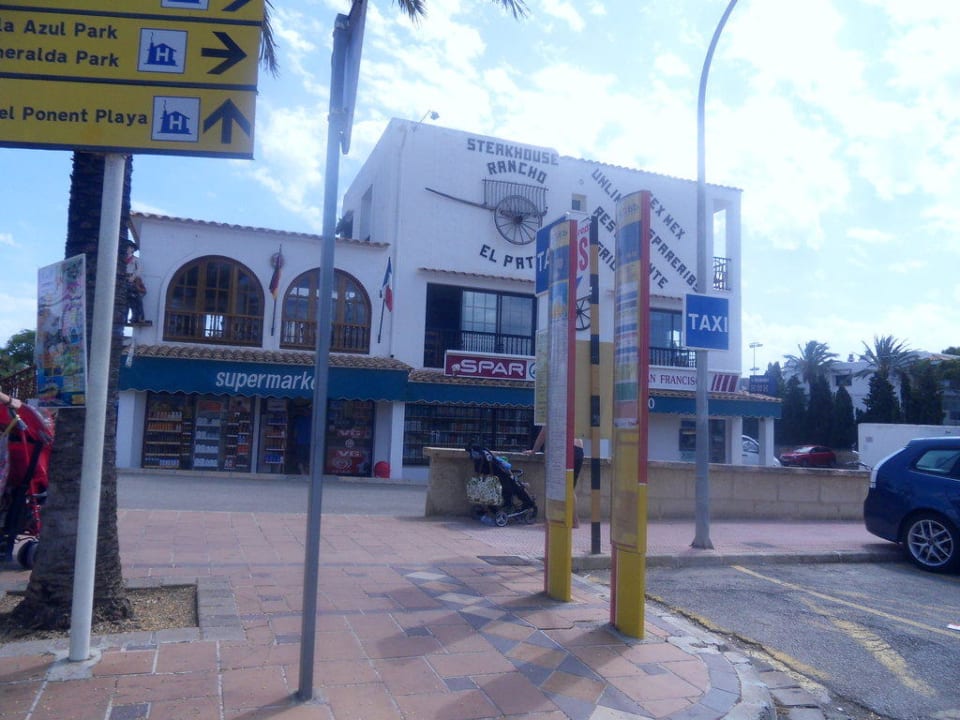 Laden- und Restaurantzeile am Hotelbereich Inturotel Cala Azul