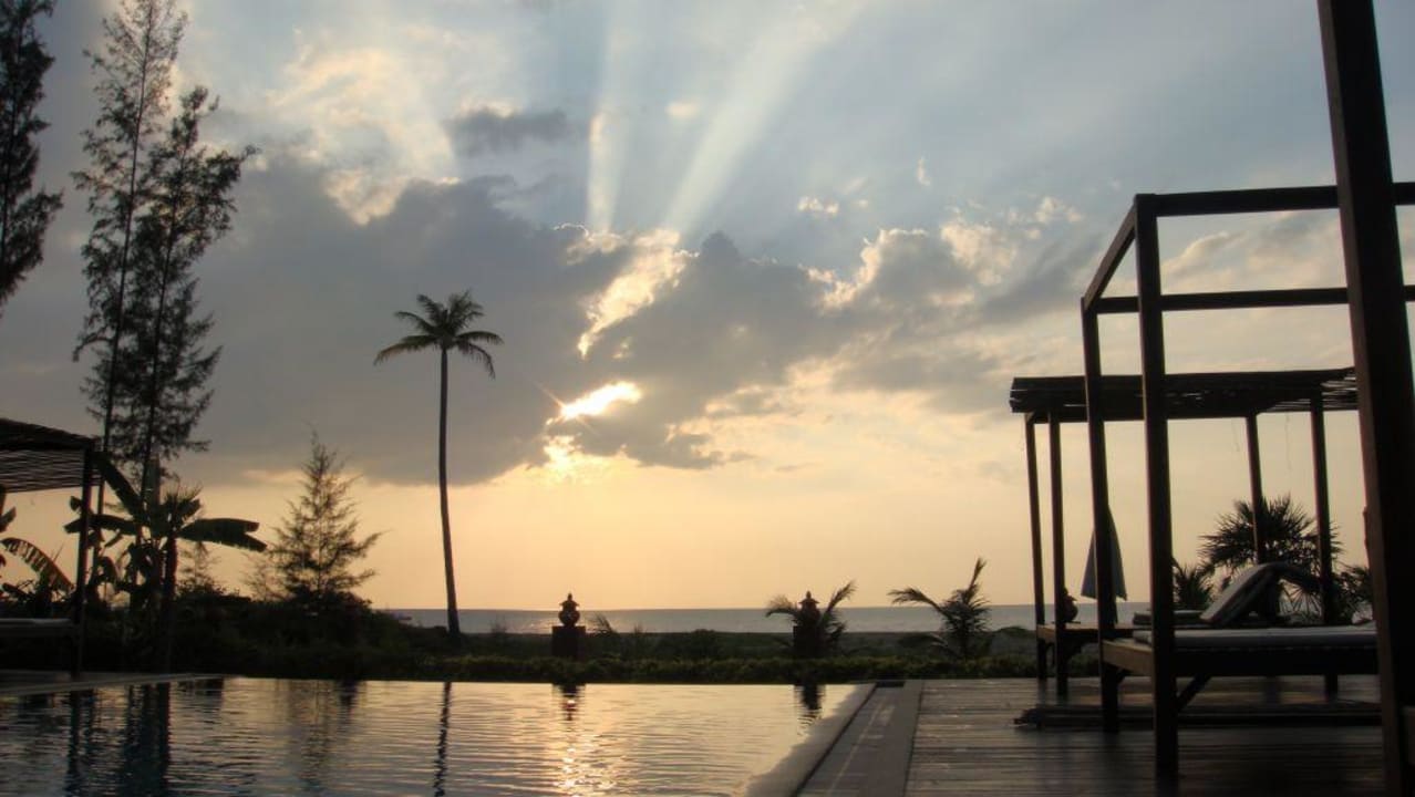 jeden Tag ein anderer Sonnenuntergang. Traumhaft Khaolak Orchid Beach Resort