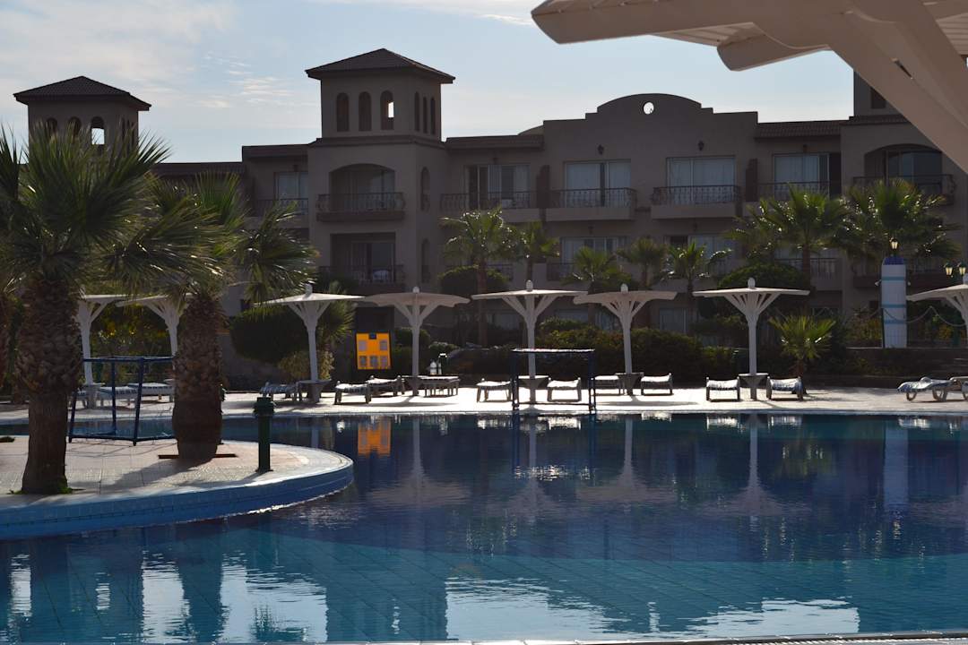 Бассейн Pensée Royal Garden Beach Resort