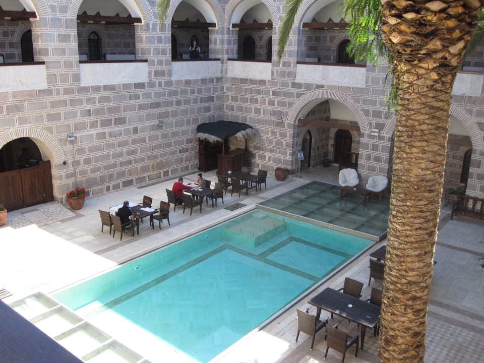 Frühstück neben dem Pool Hotel Cesme Kanuni Kervansaray