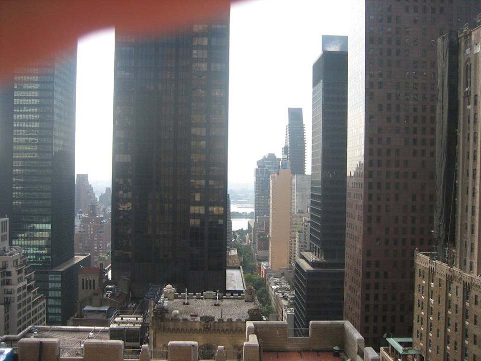 Blick auf den East River The Towers of the Waldorf Astoria