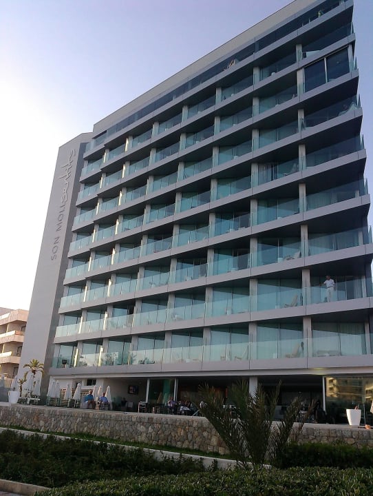 Frontansicht vom Strand aus Son Moll Sentits Hotel & Spa