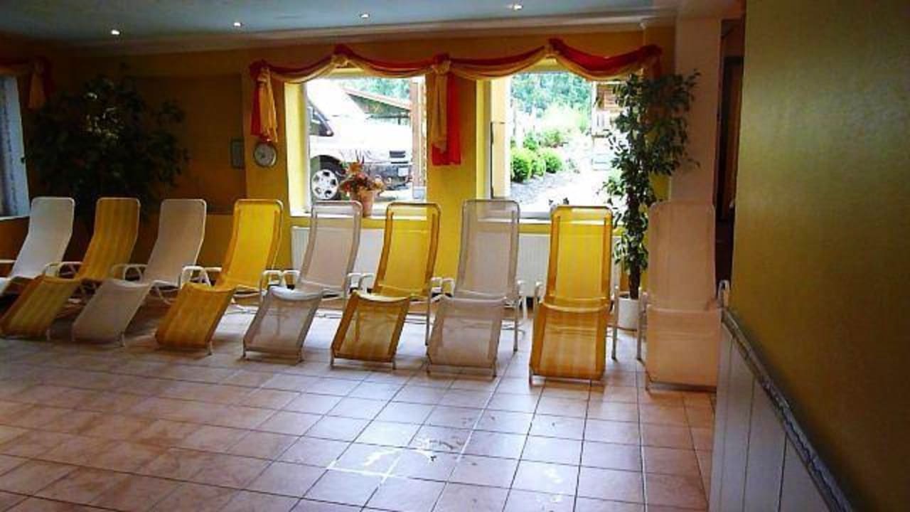 Liegen im Poolbereich Bliem's Familienhotel