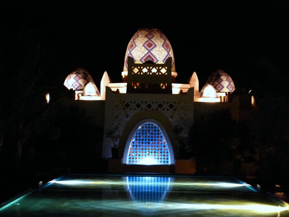 Schöne beleuchtete Anlage Hotel Riu Karamboa