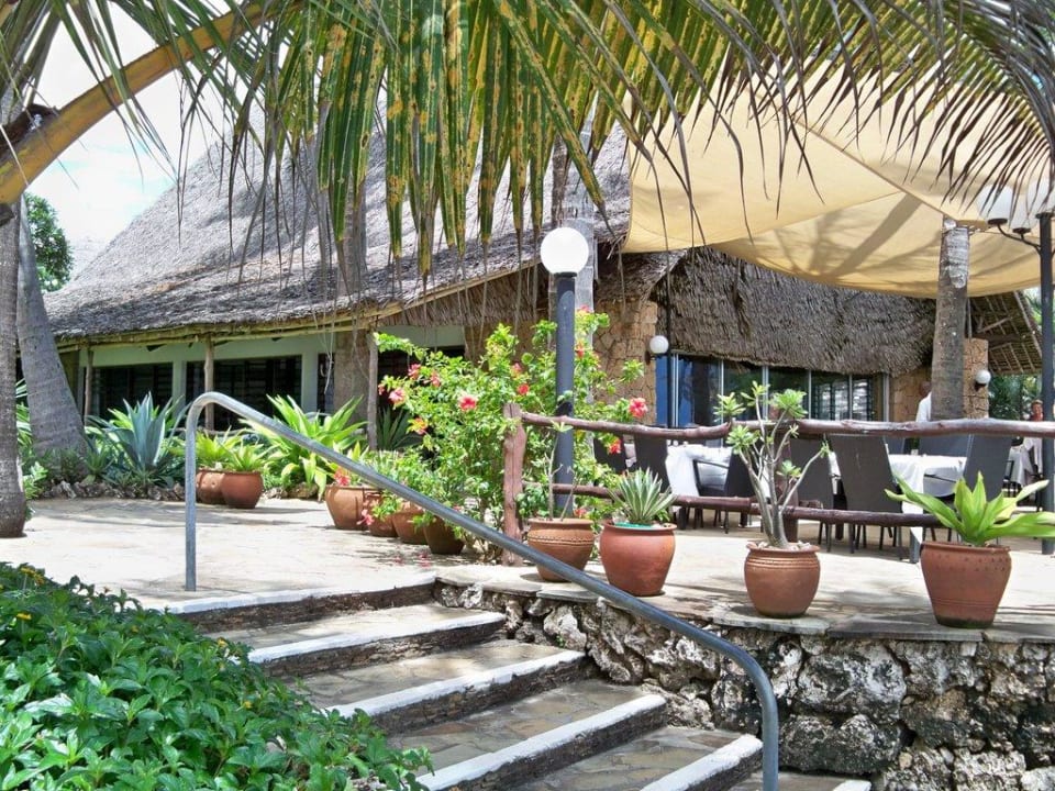 Garten mit Blick zum Speisesaal Bahari Beach Hotel