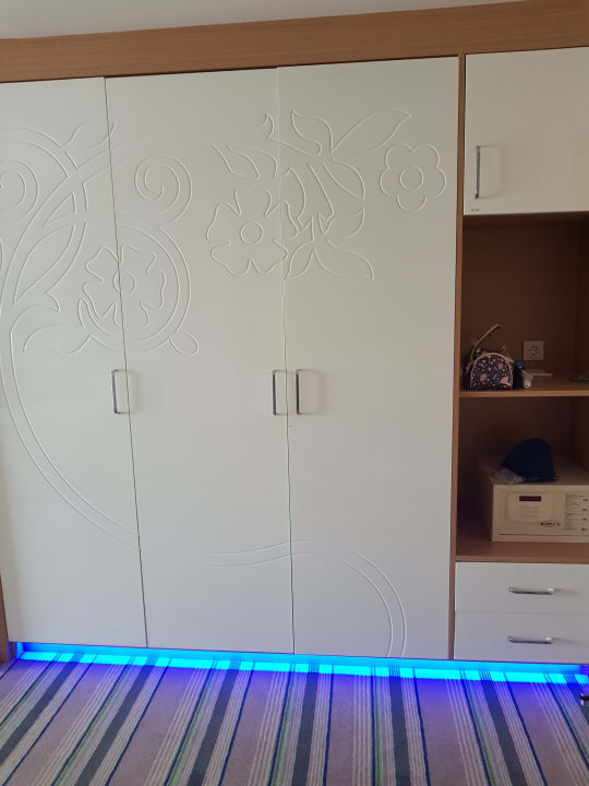 Kleiderschrank  Hotel Royal Garden Beach