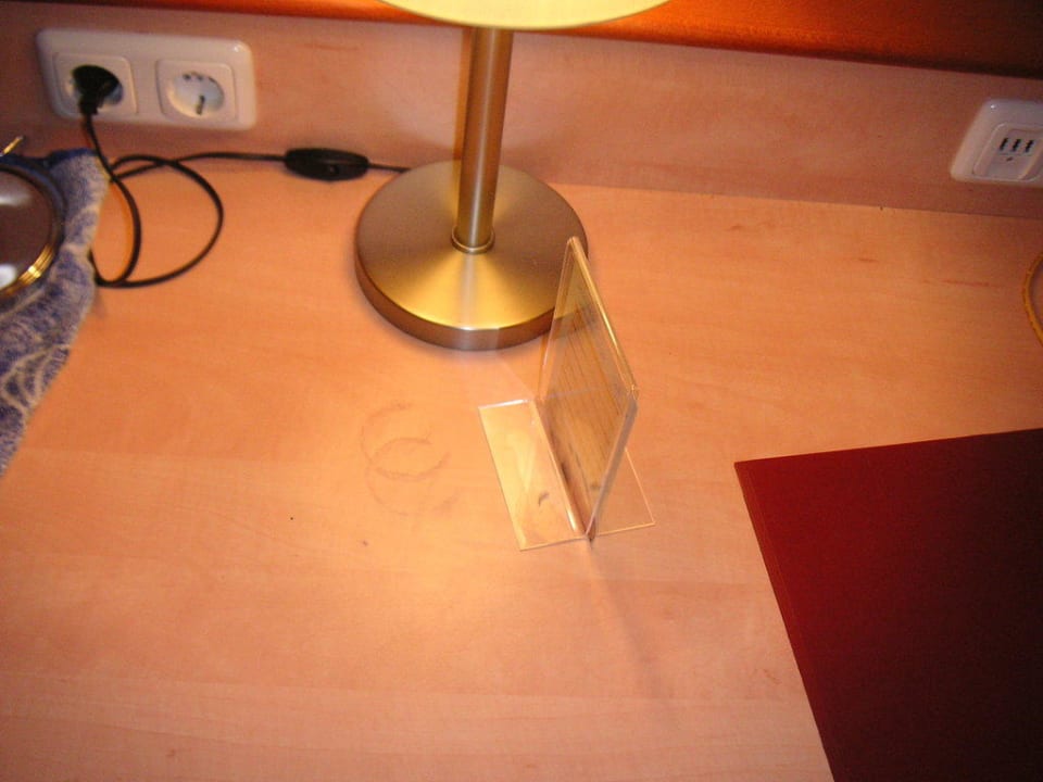 Fingerspur im Staub - am Fuß des Hinweisschildes Strandhotel Weissenhäuser Strand