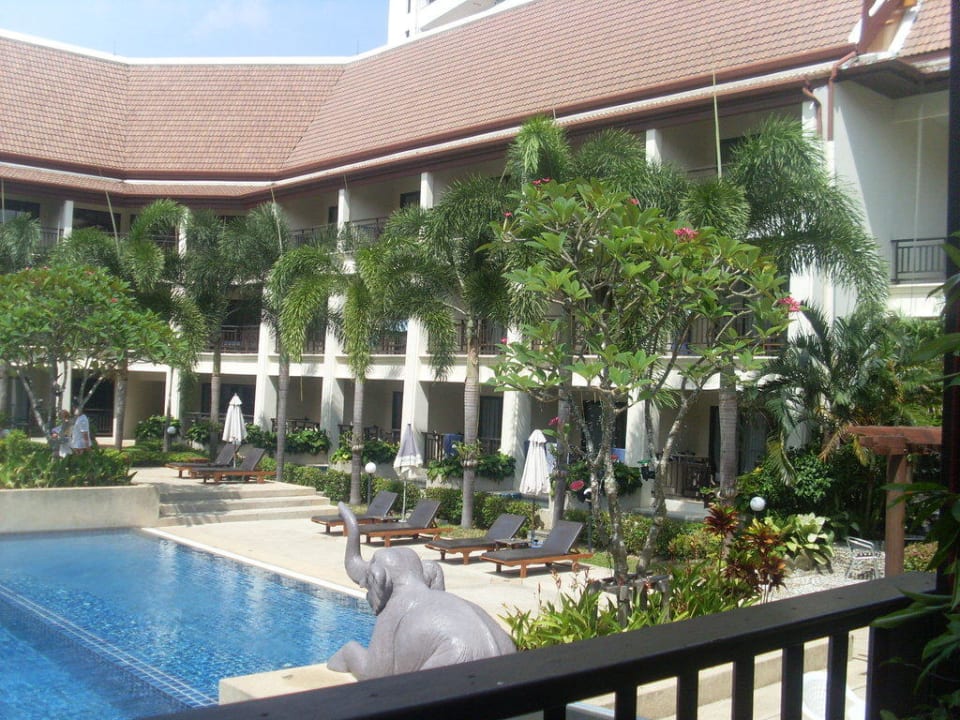 Sauberer Pool Deevana Patong Resort & Spa