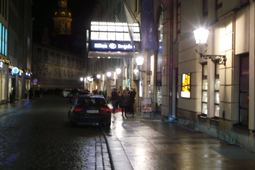 Eingang zum Hotel Hilton Dresden
