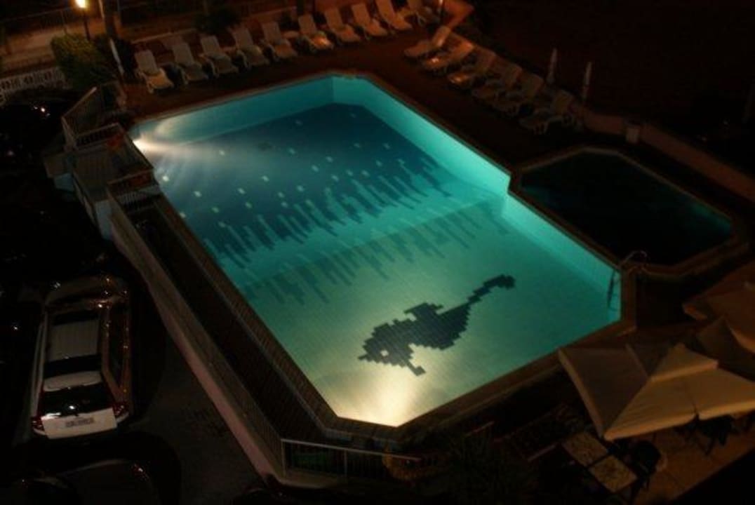 Pool bei Nacht Hotel La Bussola