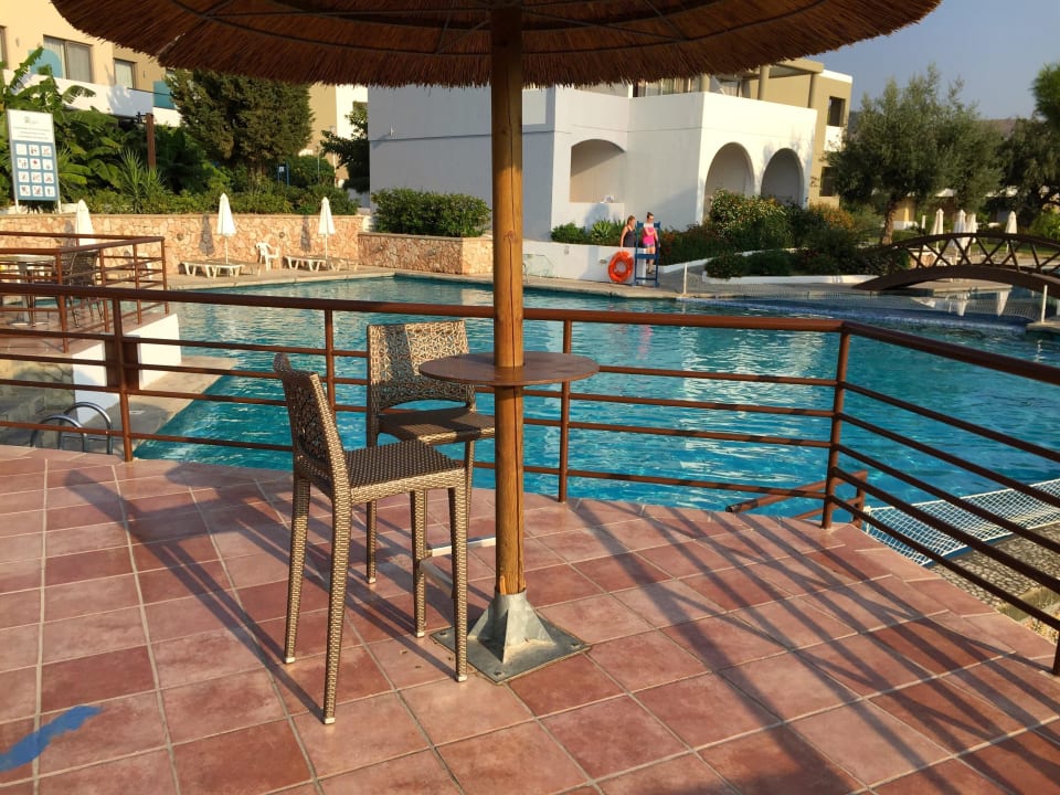 Aussicht von der Bar zum Pool alltoura Club Hotel Porto Angeli Beach Resort