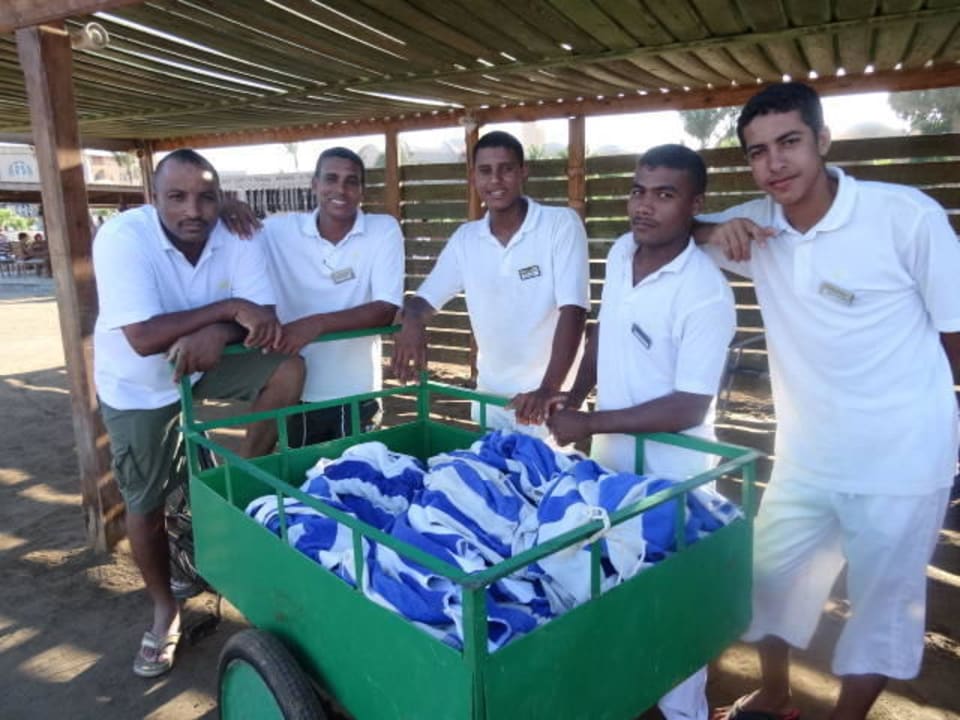 Aymann mit seinem Team Shams Alam Beach Resort