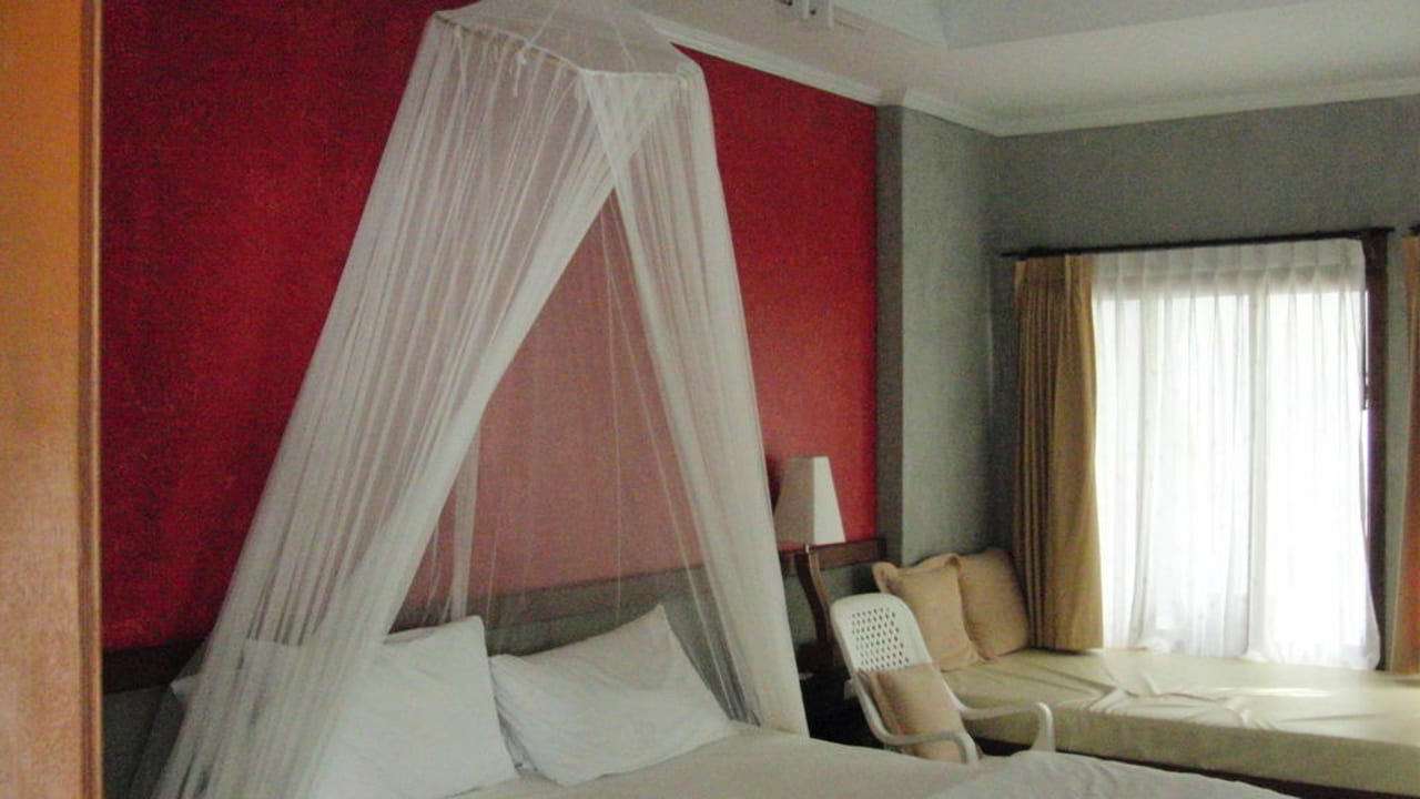 Wohn-Schlafraum des Bungalows Hotel Lanta Sand Resort & Spa