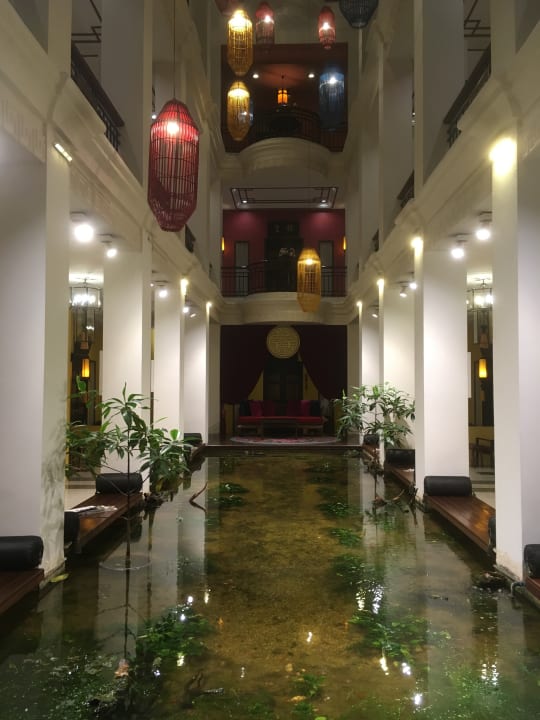 Hotel Atrium von der zweiten Etage. Shanghai Mansion Bangkok