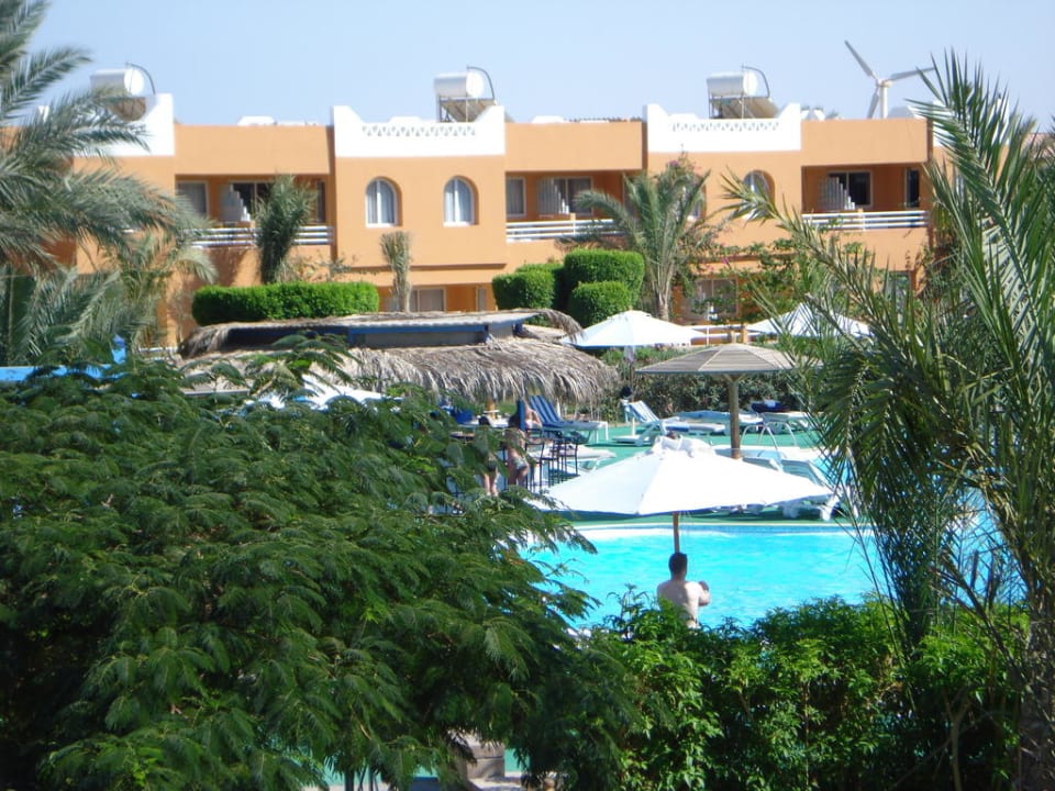 Pool mit Zimmern Golden Beach Resort