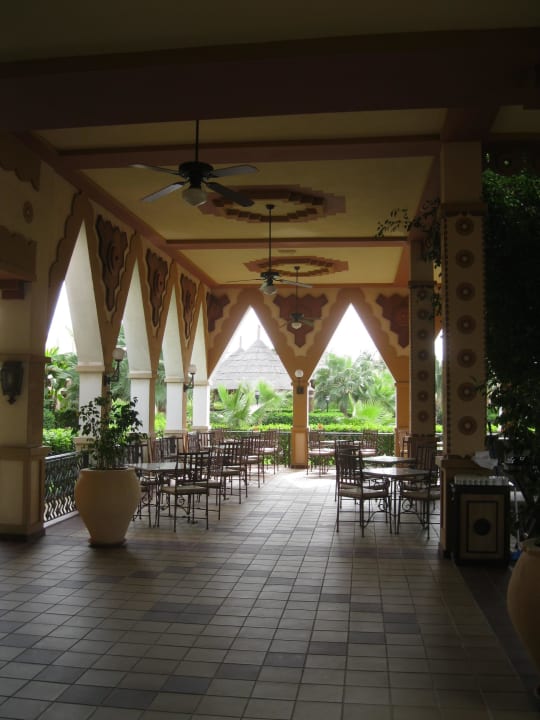 Essen auch draußen vor dem Restaurant Hotel Riu Funana