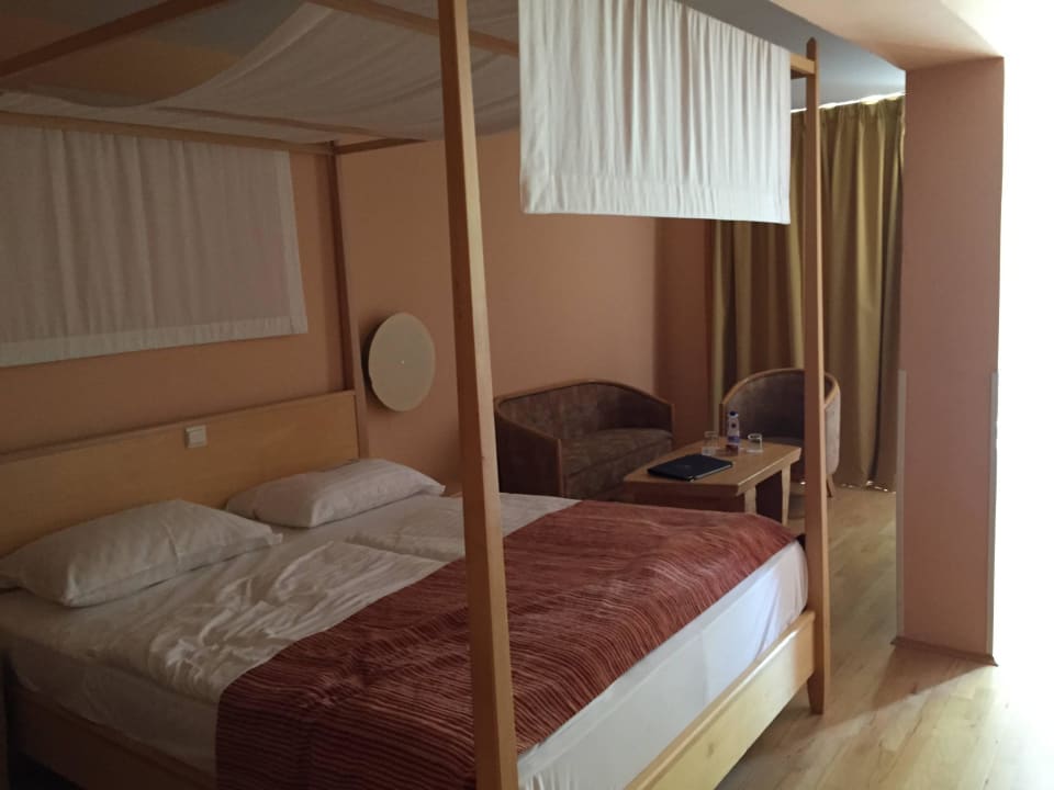 Bett Falkensteiner Club Funimation Borik