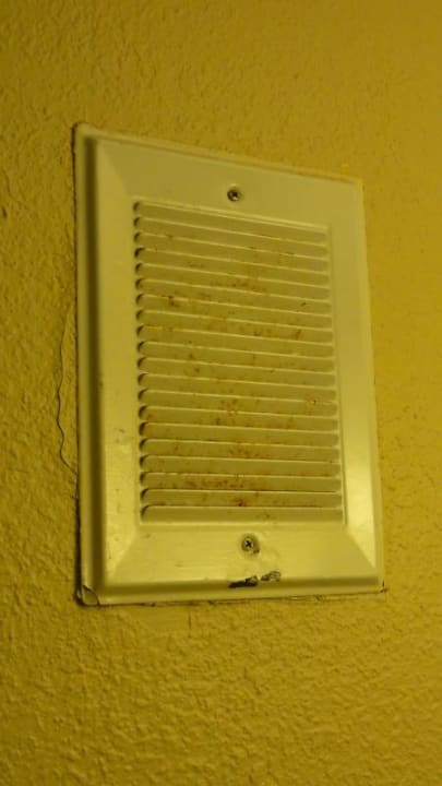 Schmutzige, rostige Lüftung Sandals Royal Bahamian