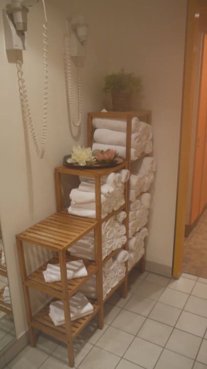 Vorrat von Handtüchern im Sauna/Schwimmbadbereich Ringhotel Loew's Merkur