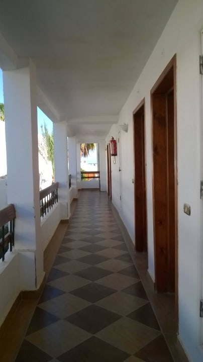 Коридор между корпусами А и Е Marlin Inn Azur Resort