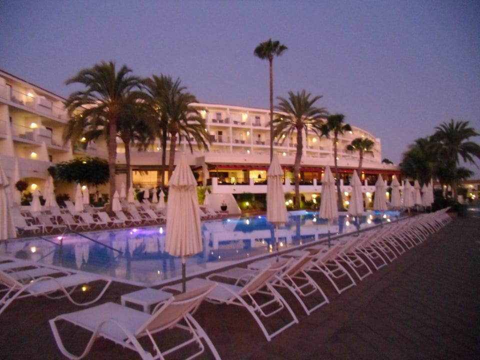 Großer Pool im hinteren Außenbereich Sunprime Atlantic View